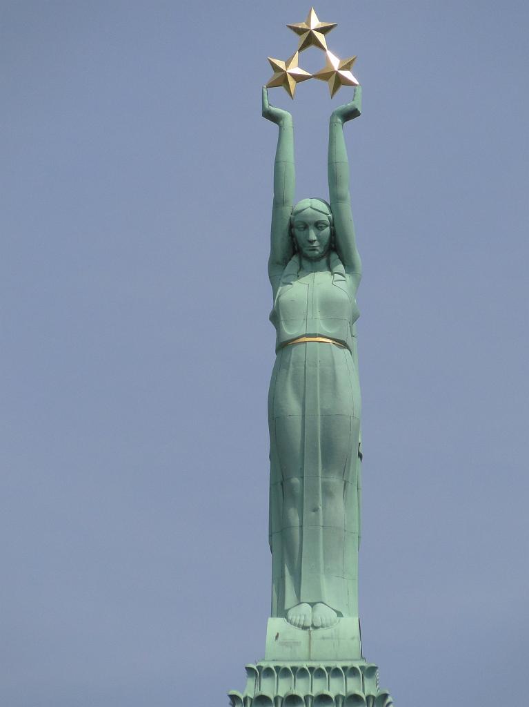 2010-06-11_12-51-32.JPG - la figure de la liberté (9m de hauteur)
